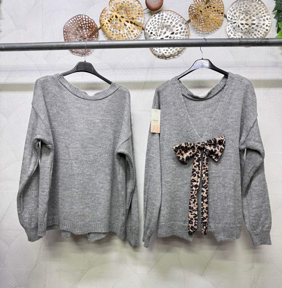 Cozy Chic Sweater with Animal-Print on the Back